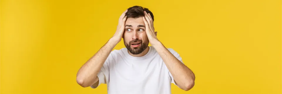 Mann mit angespanntem Gesichtsausdruck als Symbol für Stress