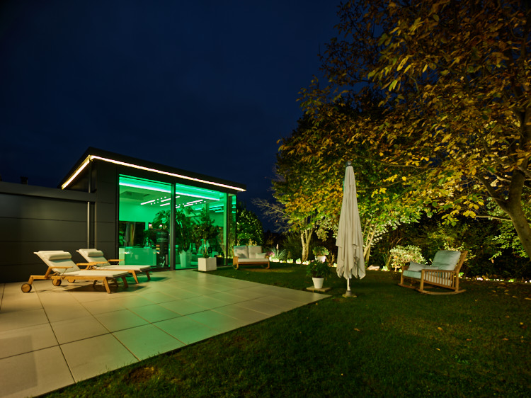 Garten und Räume der Vitalität Academy bei Abendlicht