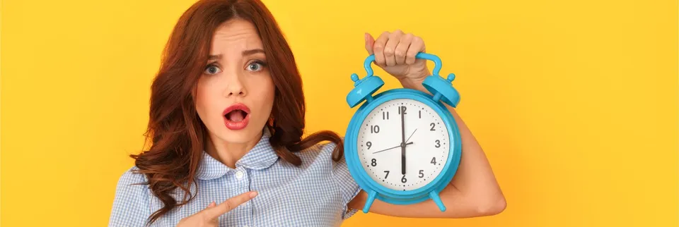 Frau mit einer Uhr als Symbol für Zeitmanagement